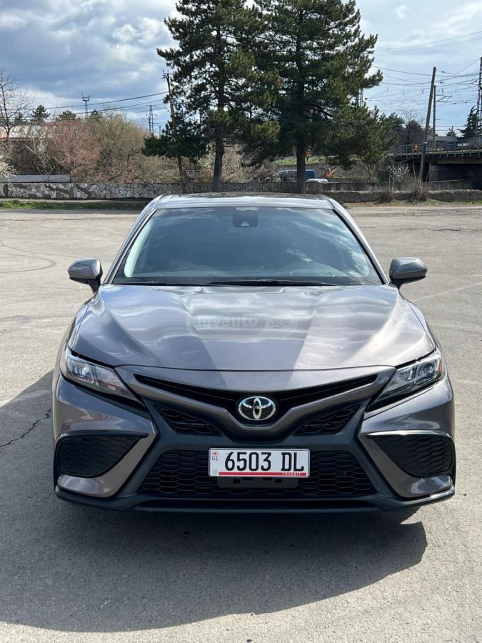 Toyota Camry - фото 1
