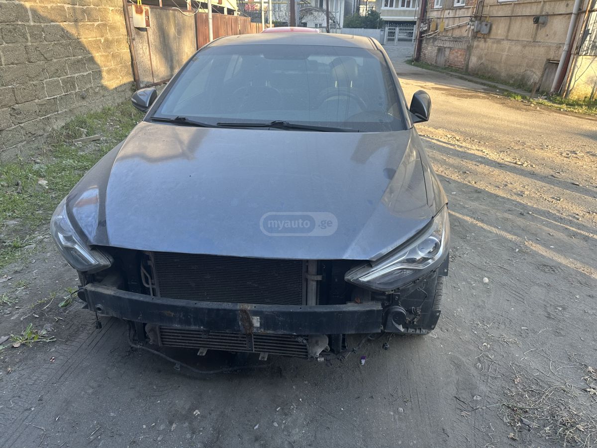 Hyundai Elantra - фото 1