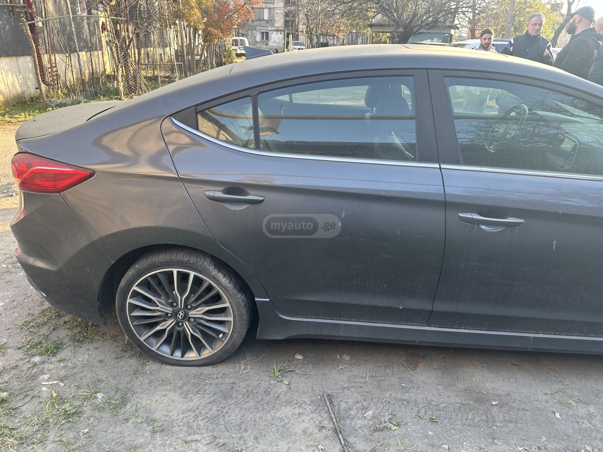 Hyundai Elantra - фото 3