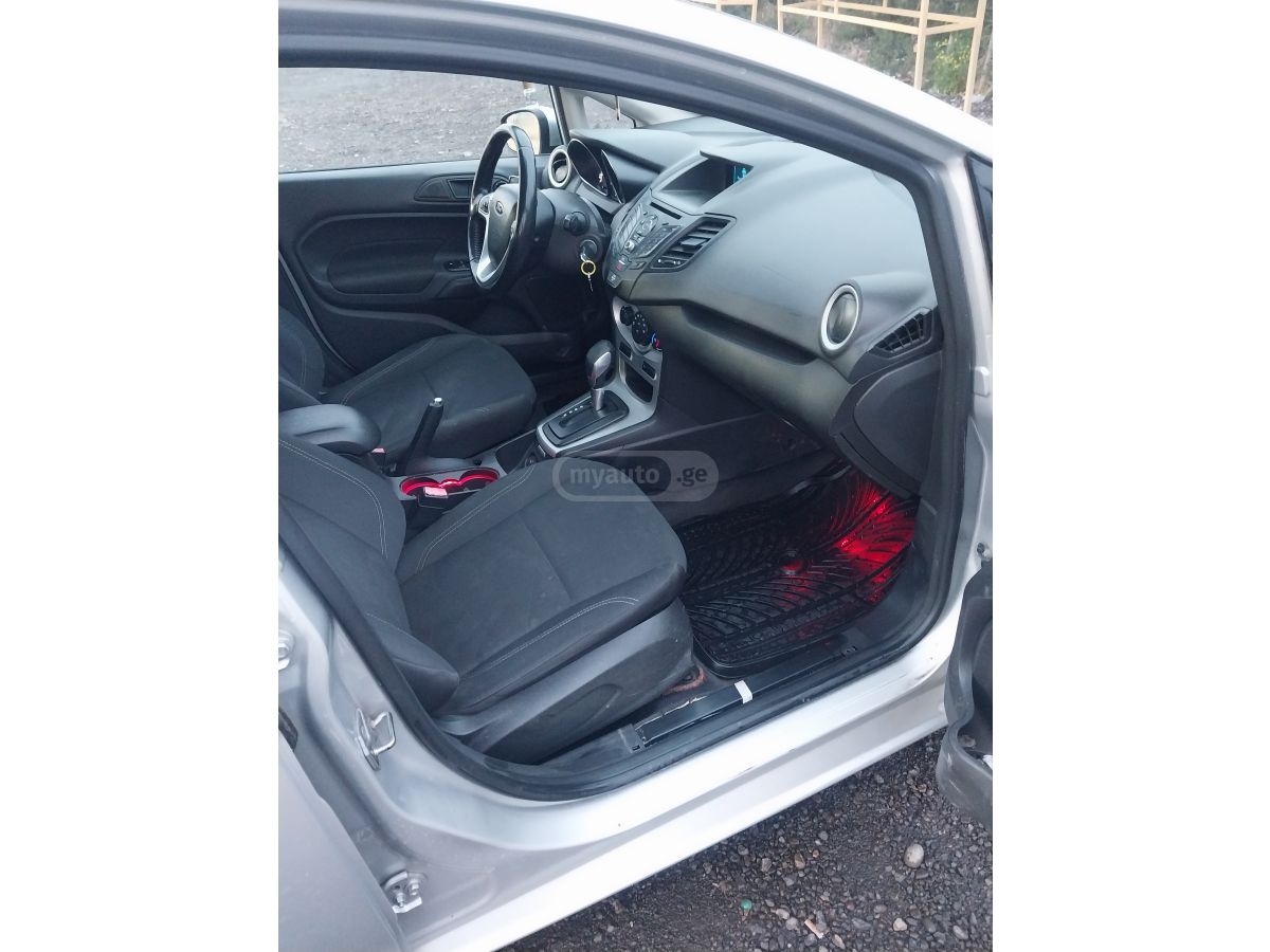 Ford Fiesta - фото 1