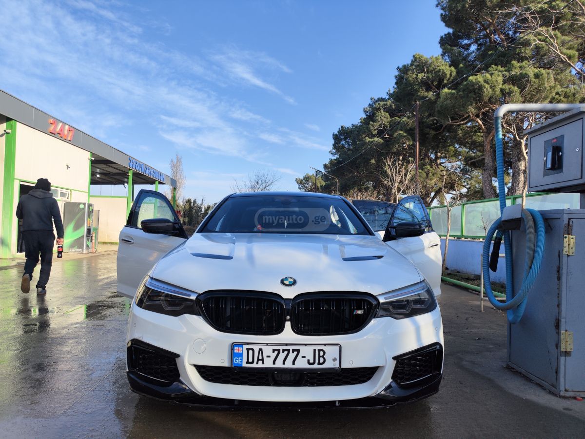 BMW M550 - фото 1