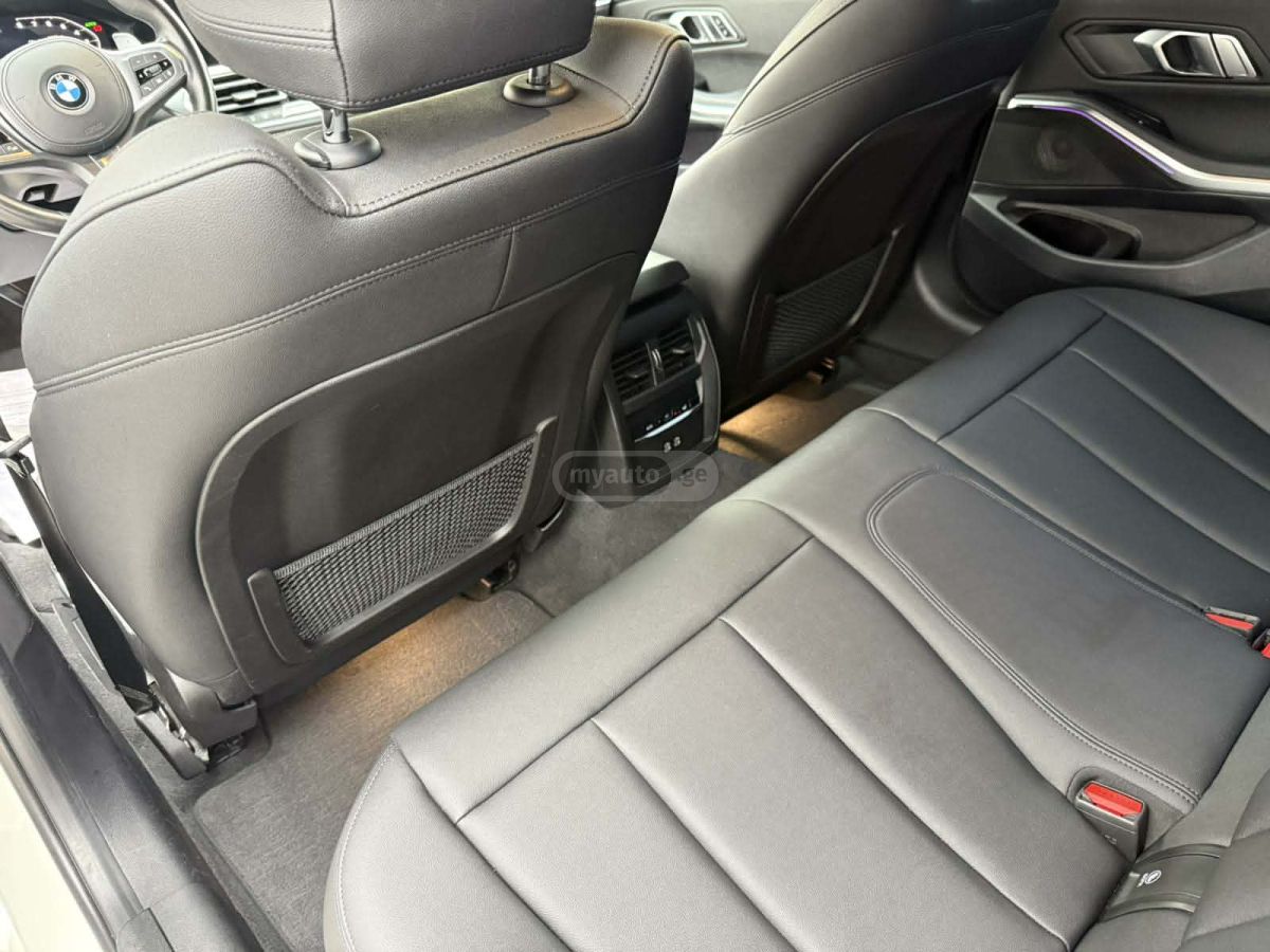 BMW Base 4dr Rear-Wheel Drive Seda — миниатюра 8