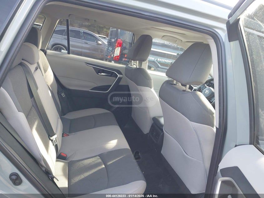 Toyota RAV 4 - фото 6