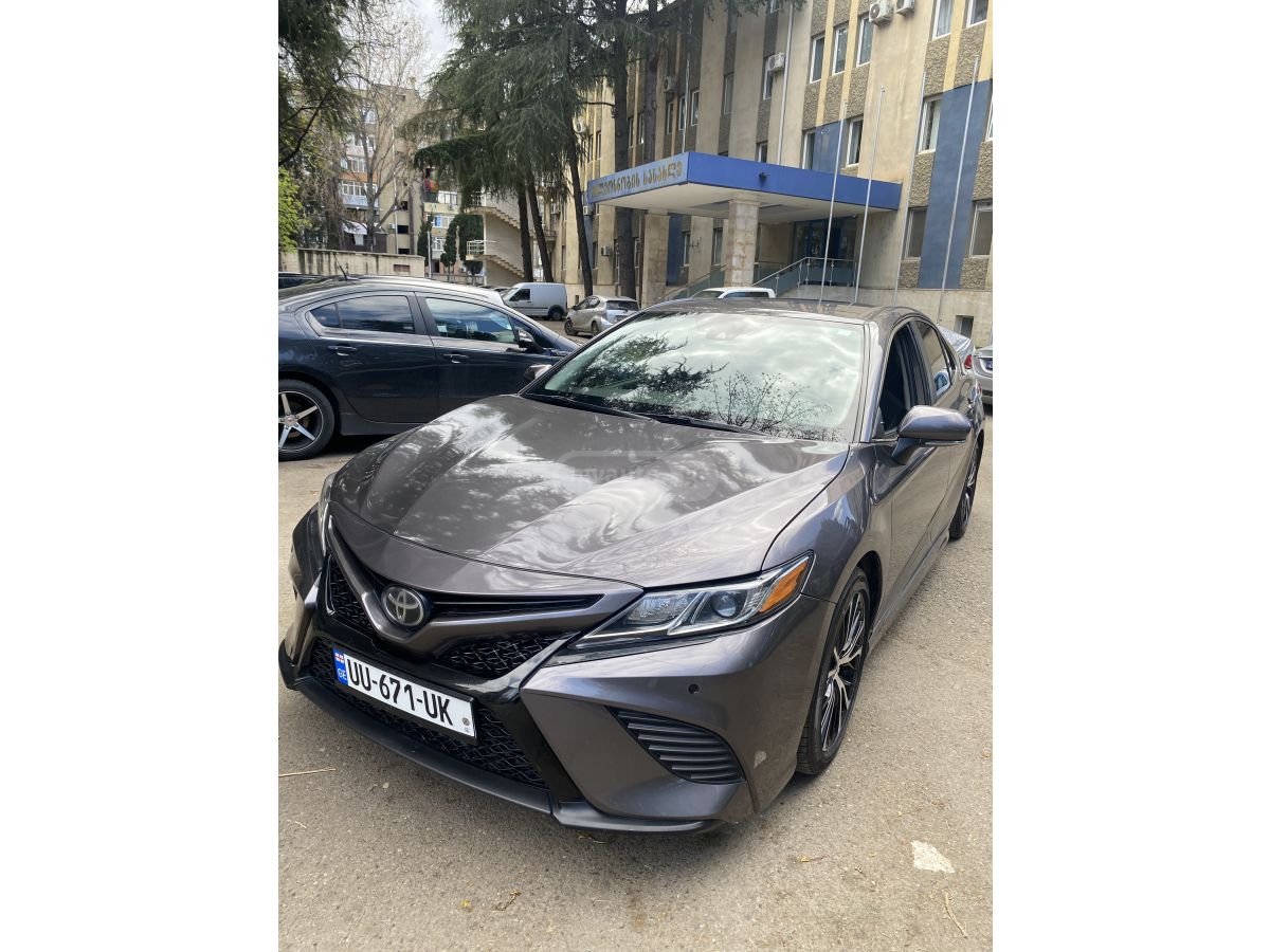 Toyota Camry - фото 1