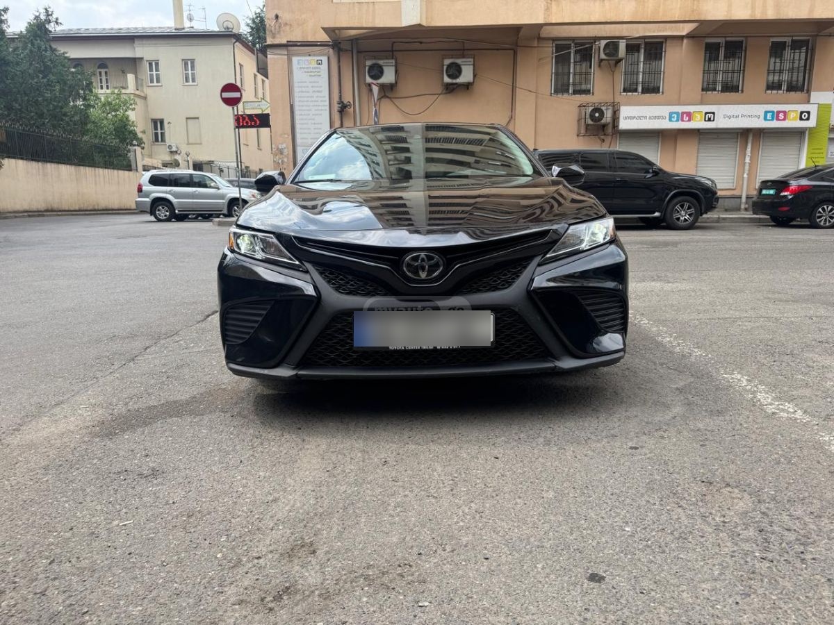 Toyota Camry - фото 1