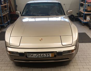 Porsche 944
