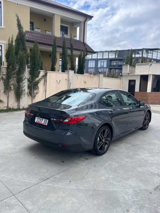 Toyota Camry - фото 1