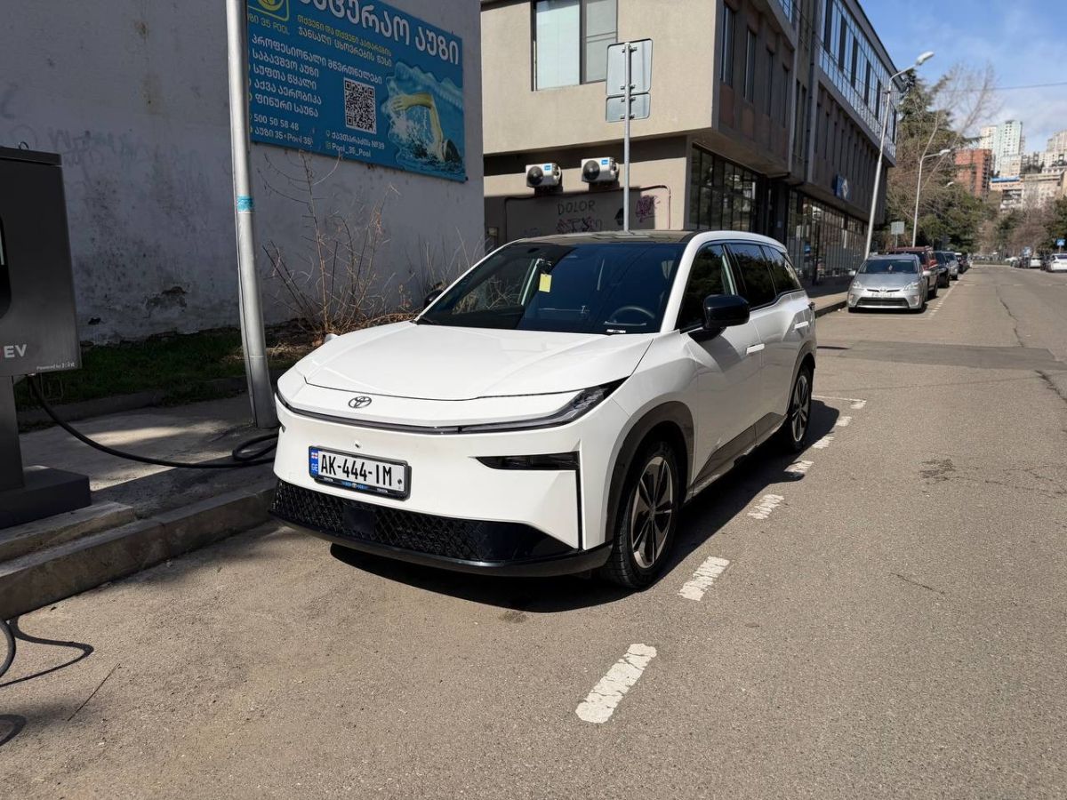 Toyota bZ3X - фото 1