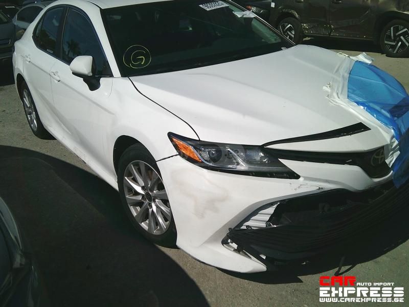 Toyota Camry - фото 1