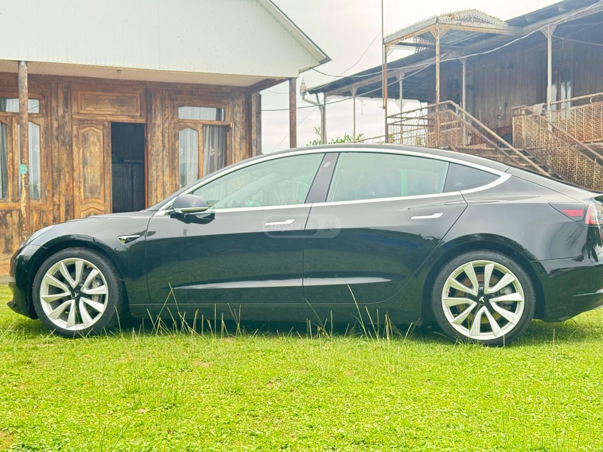 Tesla Model 3 - фото 1