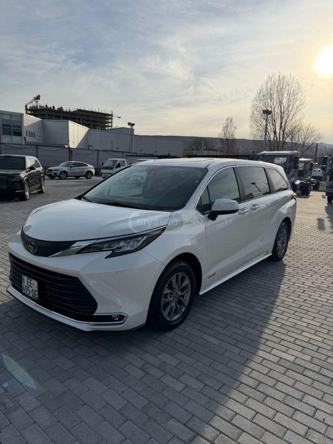Toyota Sienna - фото 1
