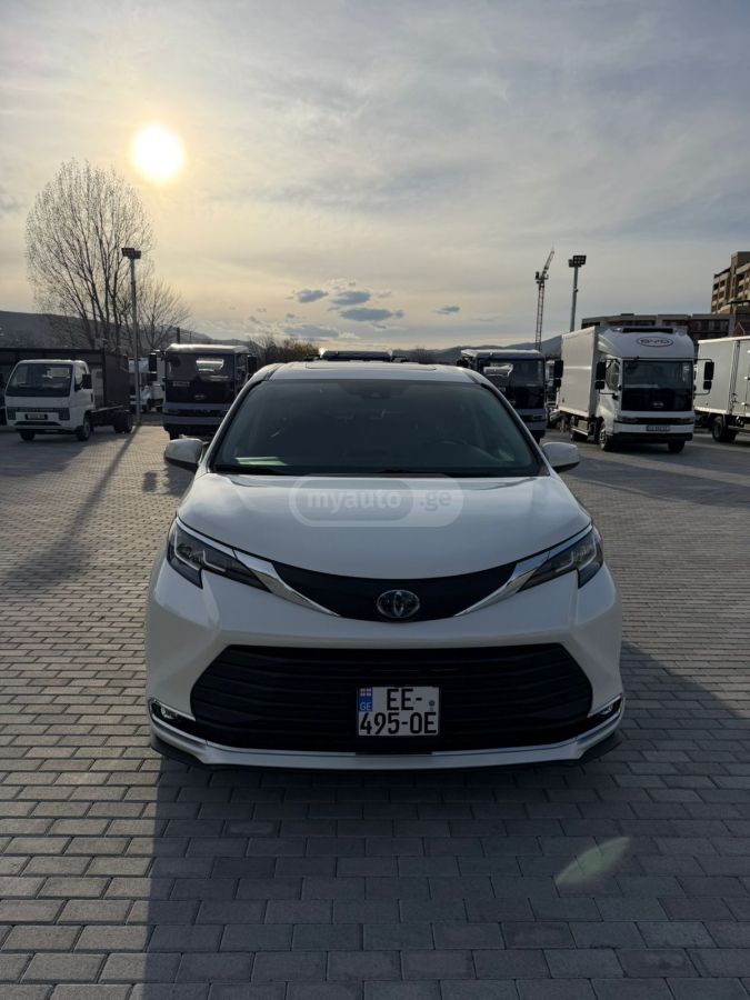 Toyota Sienna - фото 2