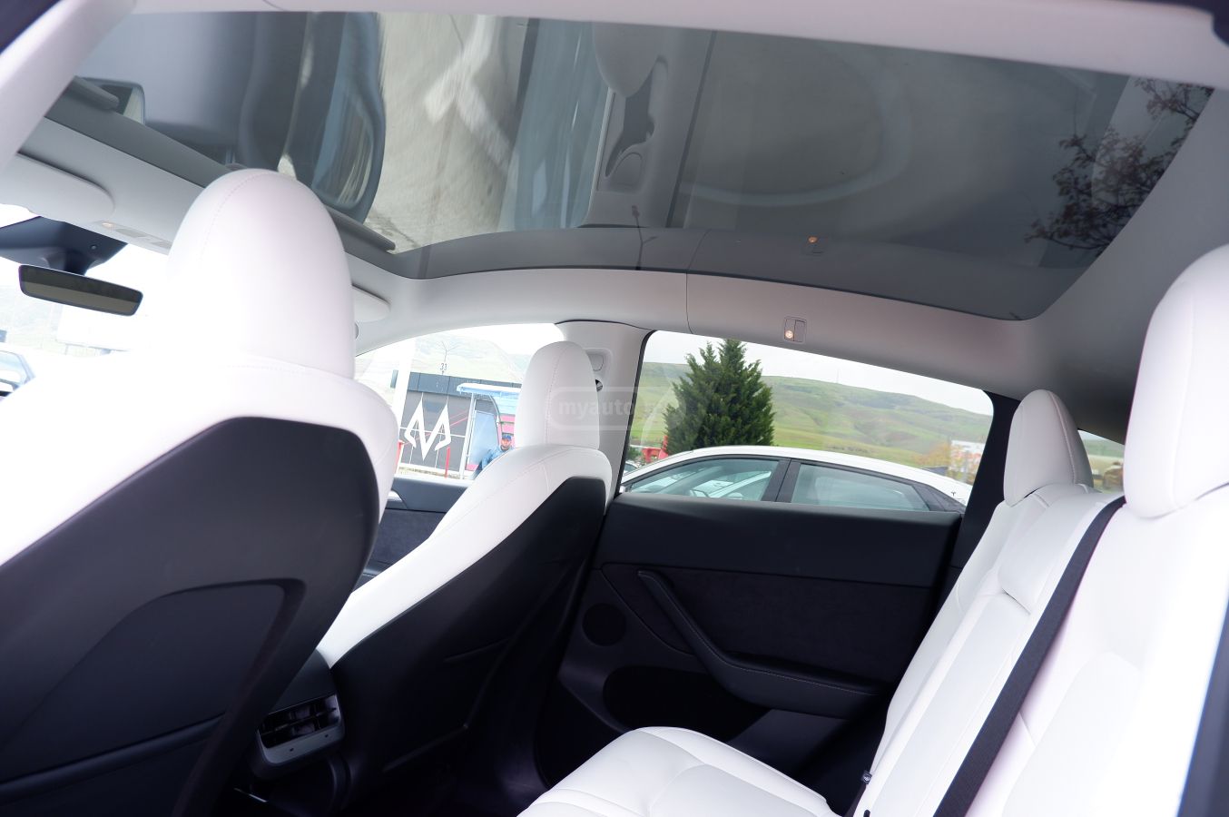 Tesla Model Y 2025 — миниатюра 10