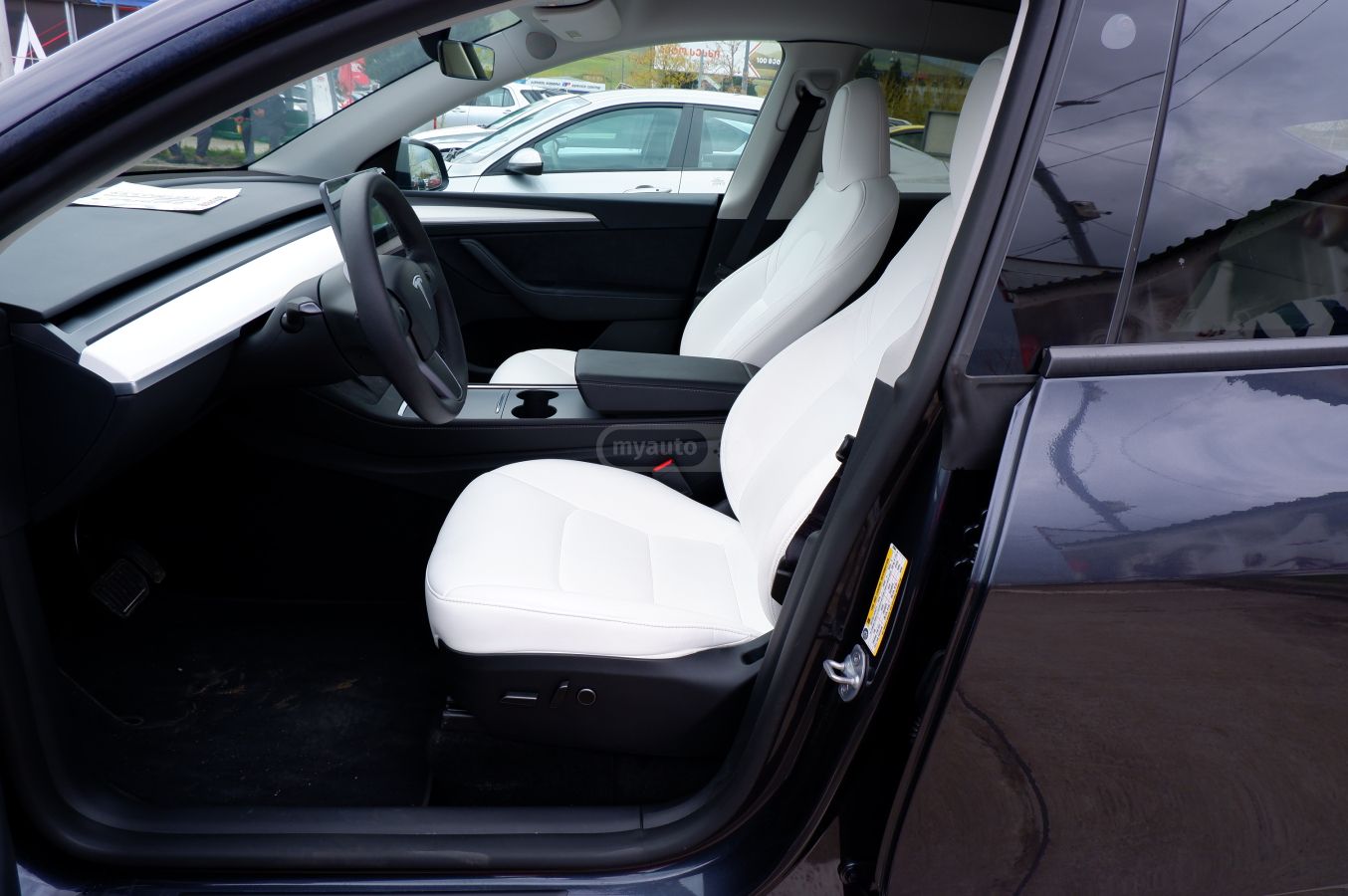 Tesla Model Y 2025 — миниатюра 12