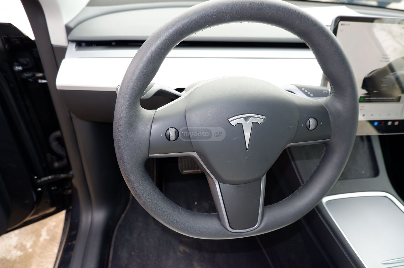 Tesla Model Y 2025 — миниатюра 13