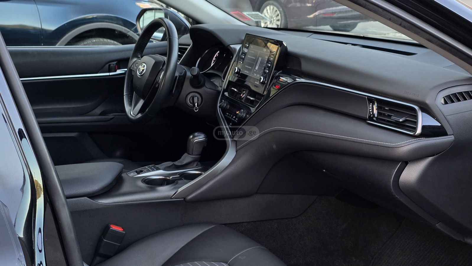 Toyota SE Nightshade 4dr All-Wheel Dr — миниатюра 10