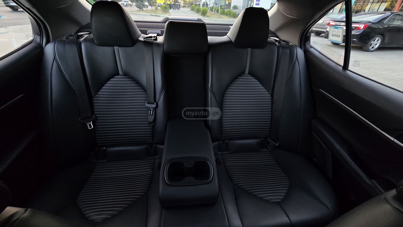 Toyota SE Nightshade 4dr All-Wheel Dr — миниатюра 11