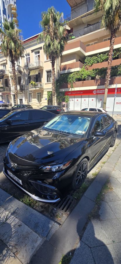 Toyota SE Nightshade 4dr All-Wheel Dr — миниатюра 5