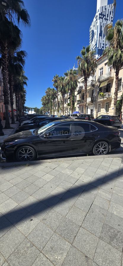 Toyota SE Nightshade 4dr All-Wheel Dr — миниатюра 6