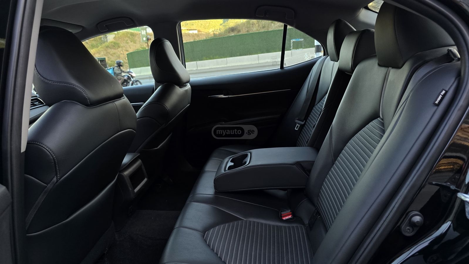 Toyota SE Nightshade 4dr All-Wheel Dr — миниатюра 8