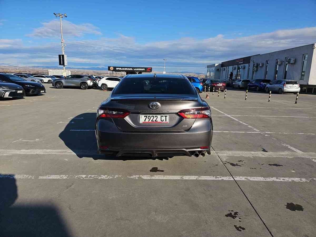 Toyota SE Nightshade 4dr Front-Wheel — миниатюра 4