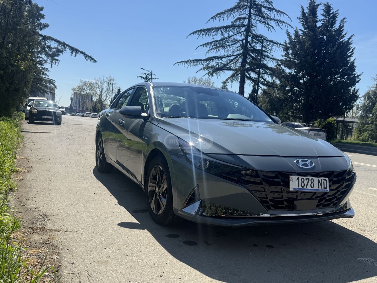 Hyundai Elantra - фото 1