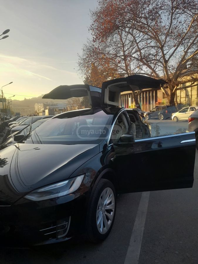 Tesla Model X - фото 1
