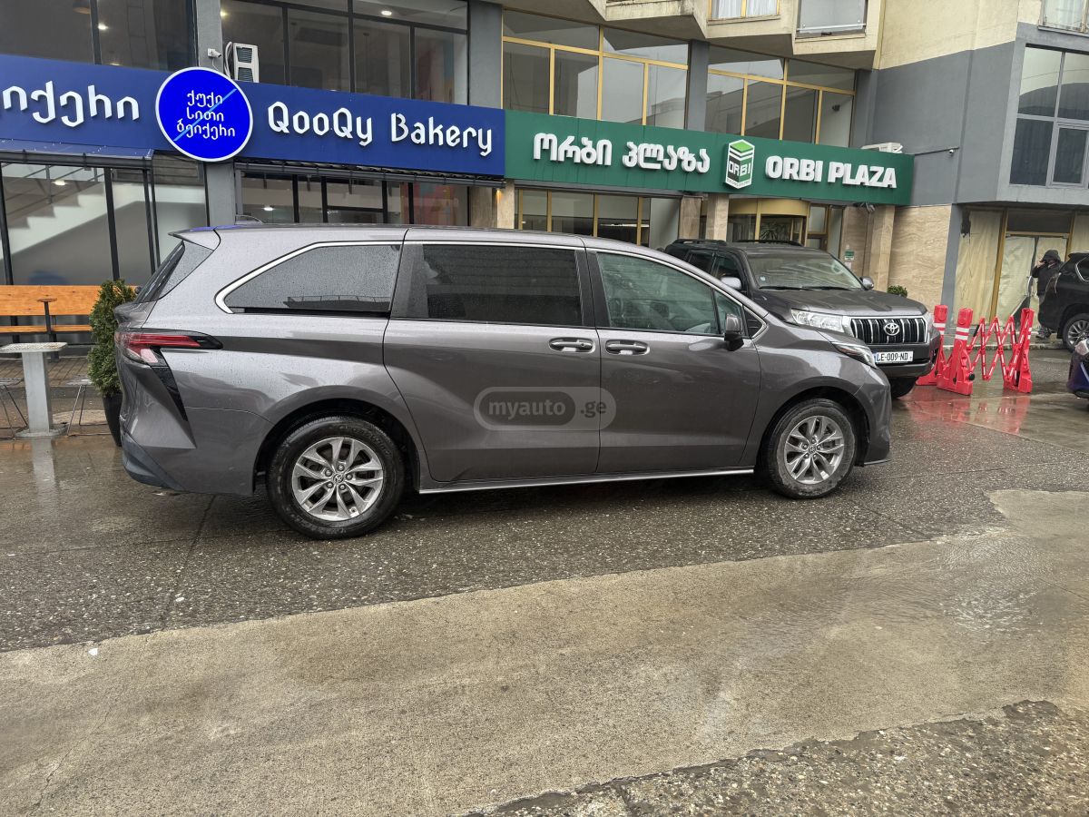Toyota Sienna - фото 2