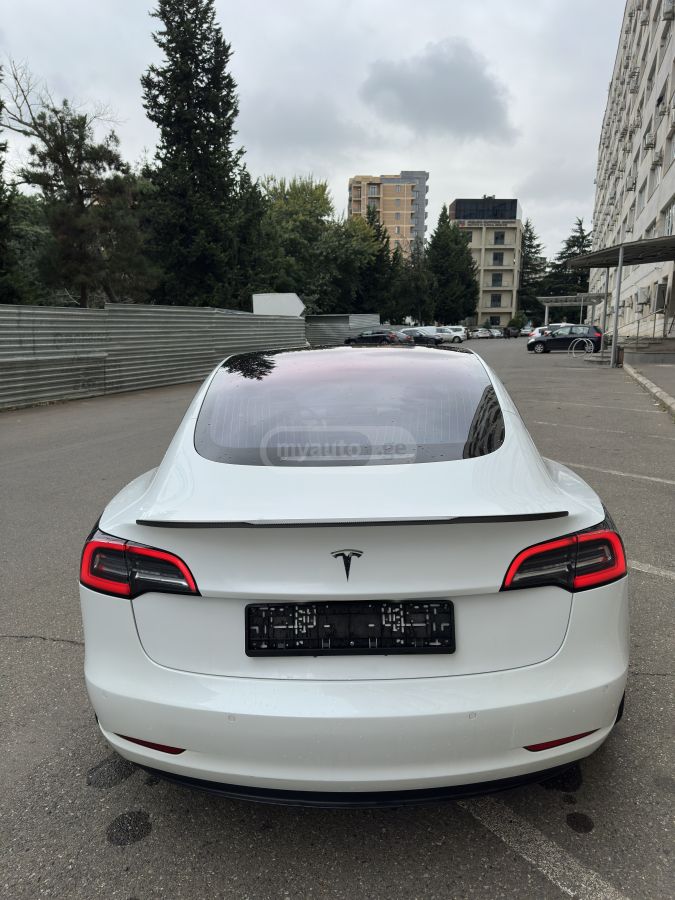 Tesla Model 3 - фото 10