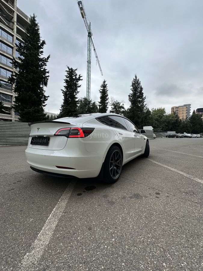 Tesla Model 3 - фото 2