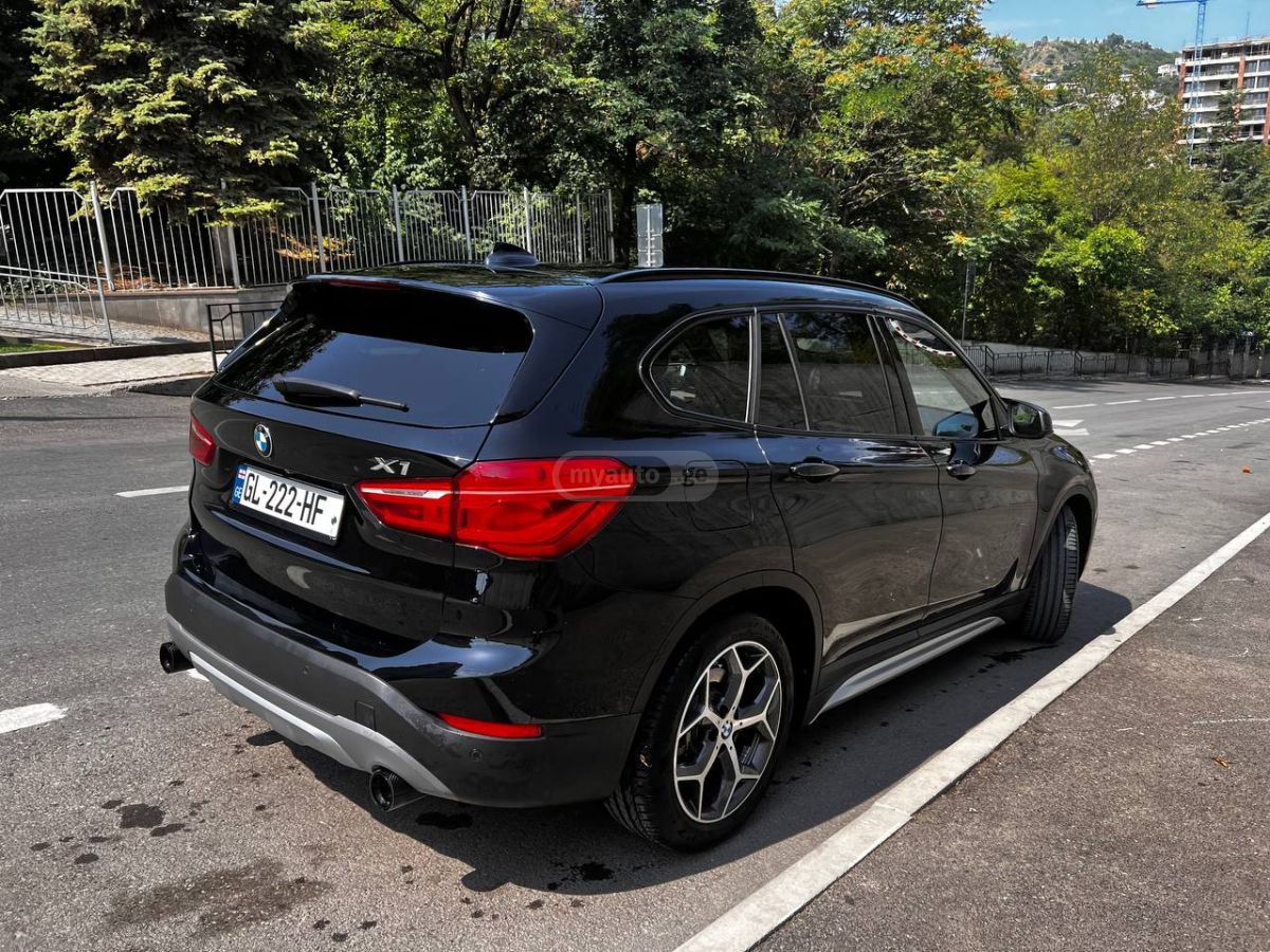 BMW X1 - фото 1
