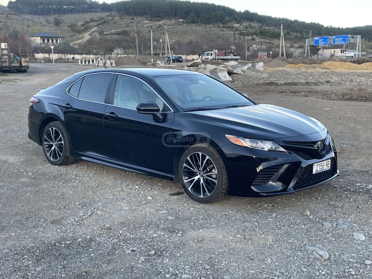 Toyota Camry - фото 1