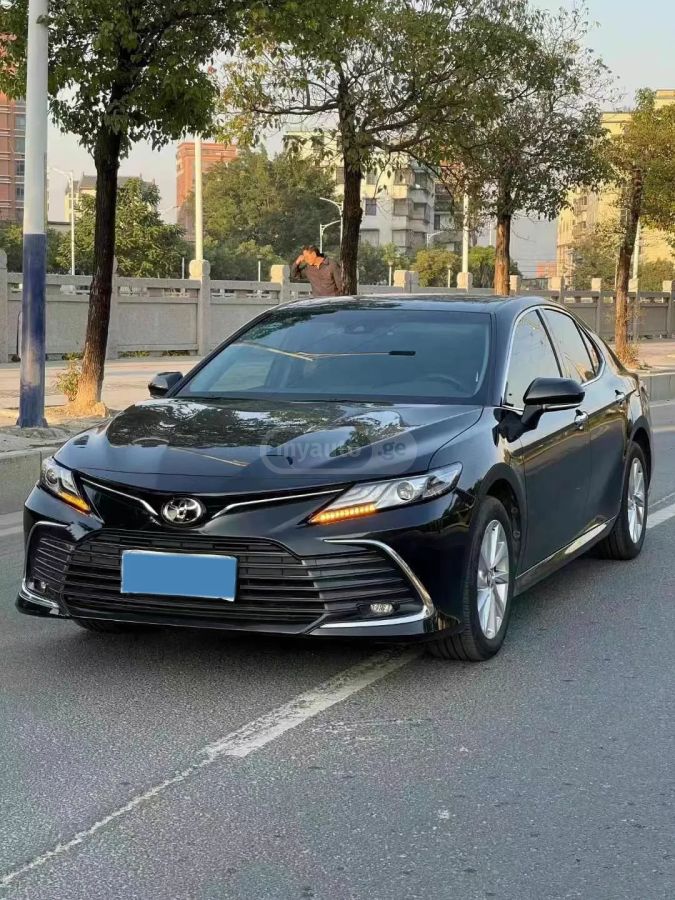 Toyota Camry - фото 1