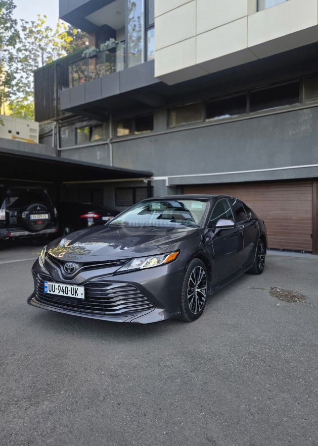 Toyota Camry - фото 1