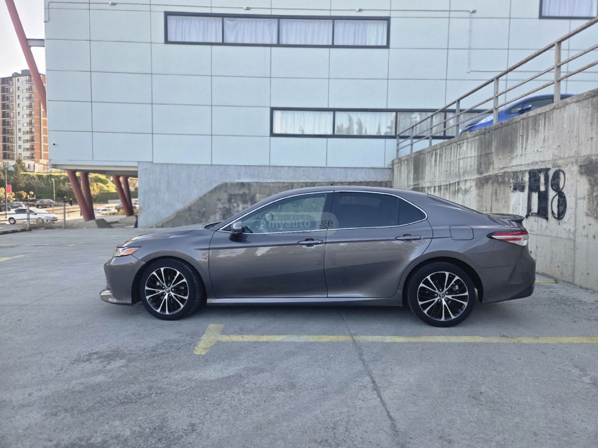 Toyota Camry - фото 4