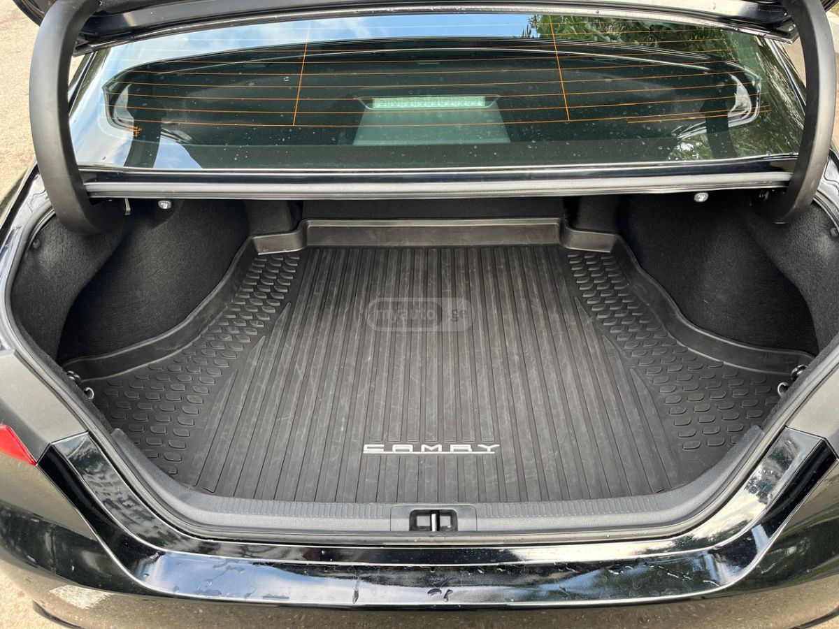 Toyota SE 4dr Front-Wheel Drive Sedan — миниатюра 14