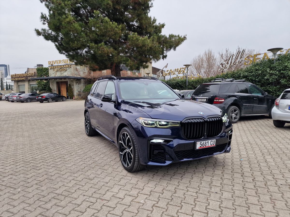 BMW X7 - фото 1