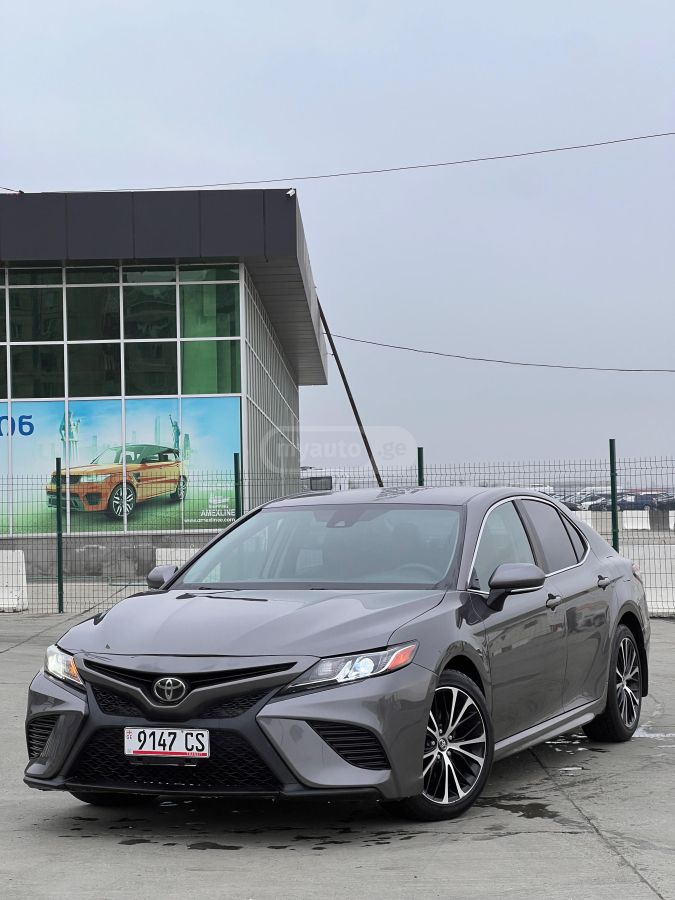 Toyota Camry - фото 1