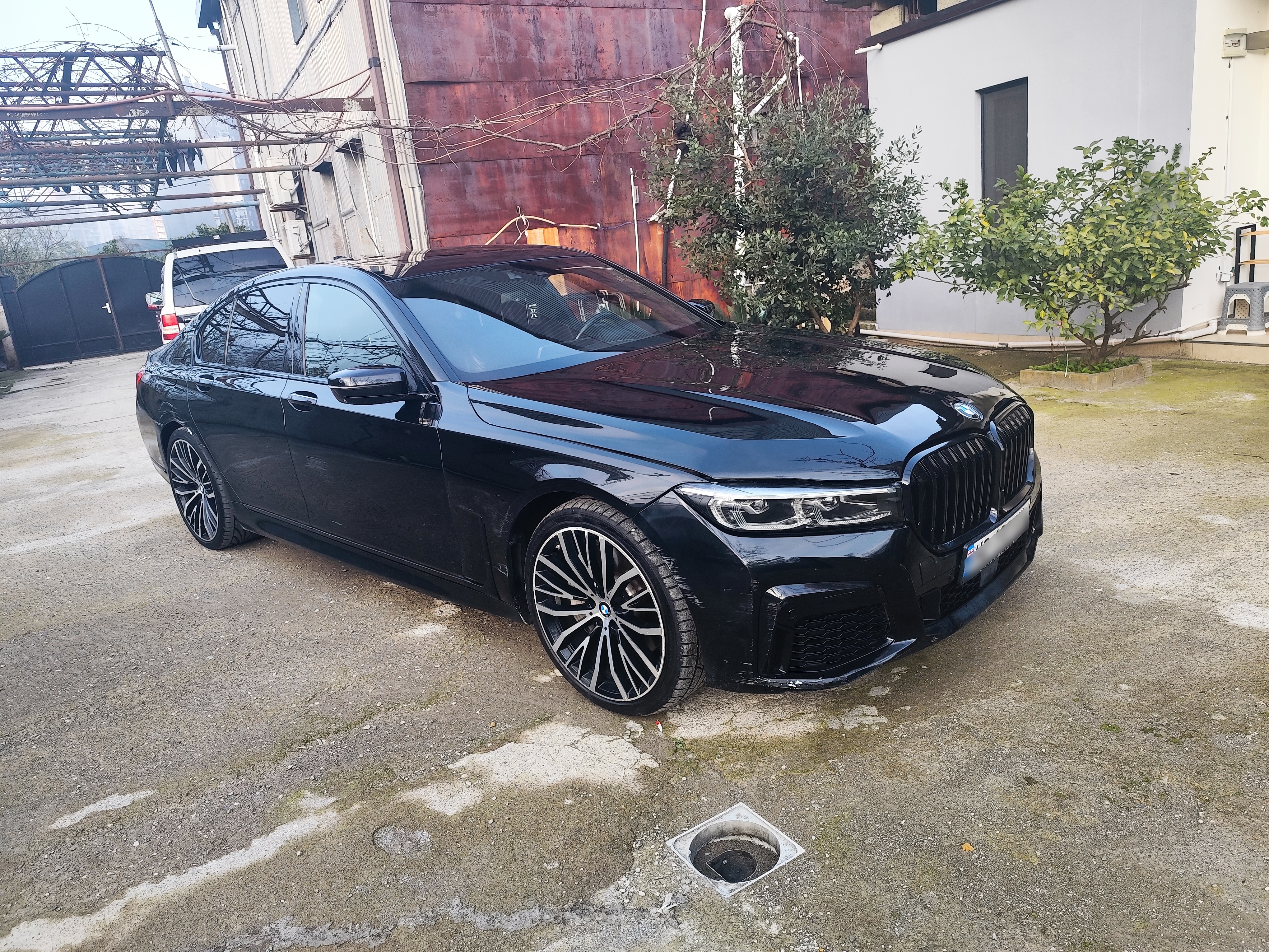 BMW 750 - фото 1