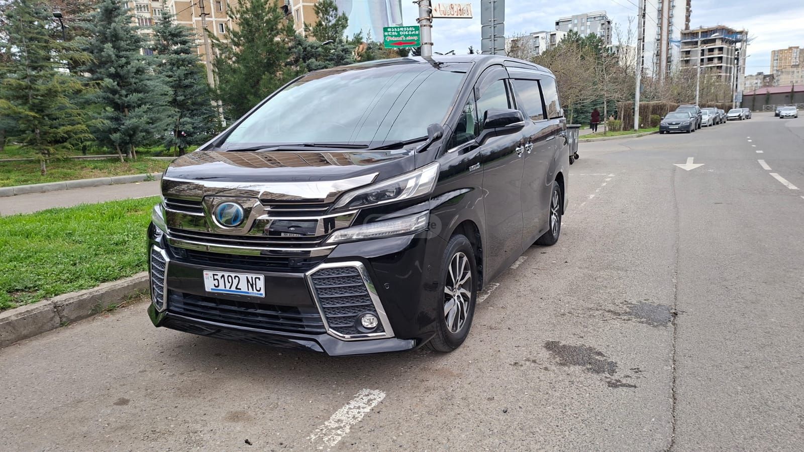 Toyota Vellfire - фото 1