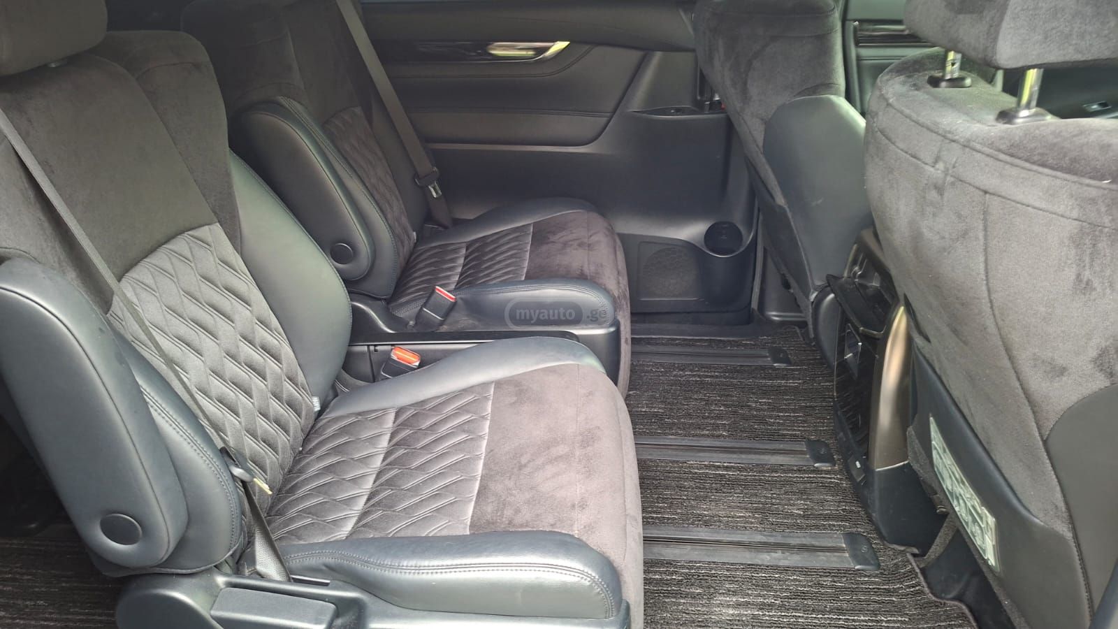 Toyota Vellfire - фото 12