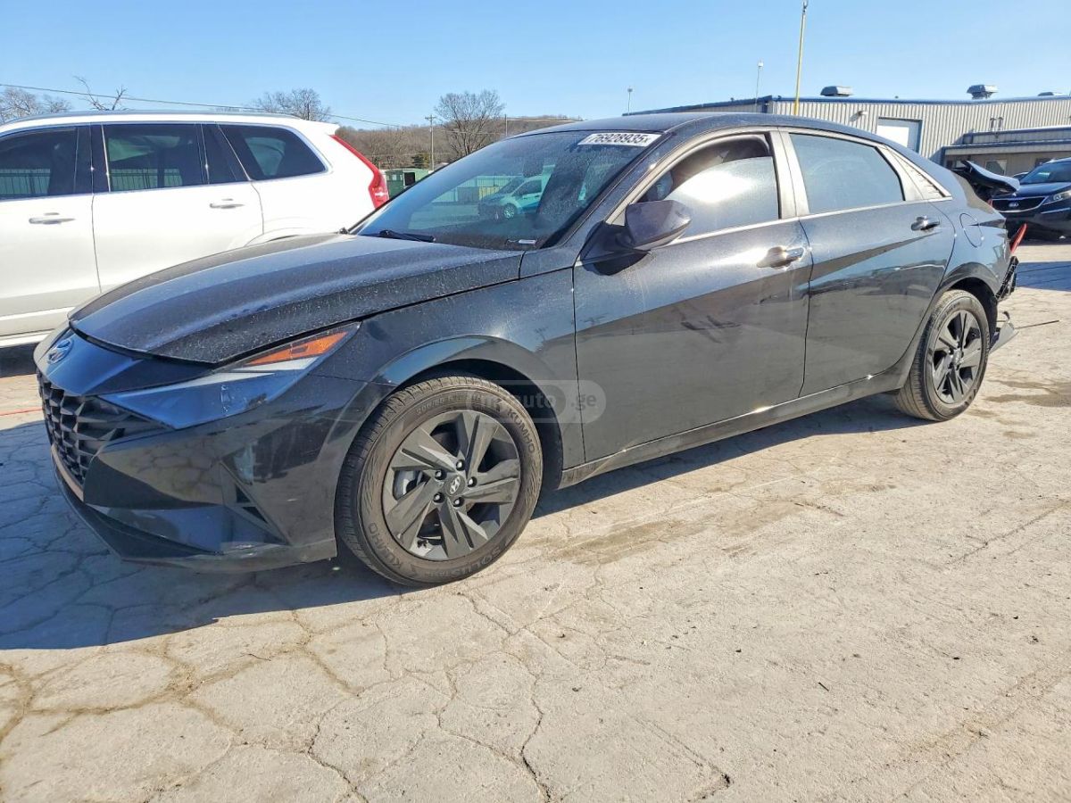 Hyundai Elantra - фото 1