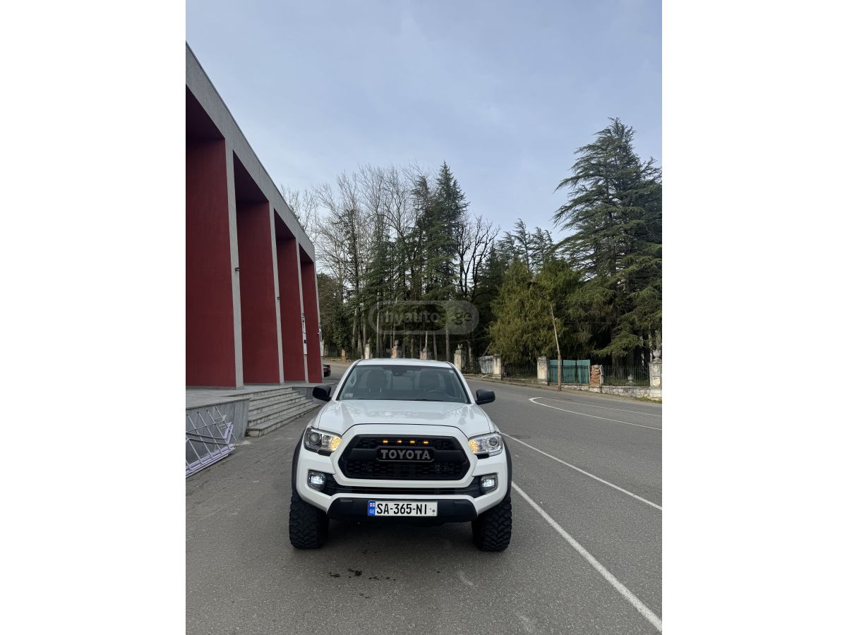 Toyota Tacoma - фото 1