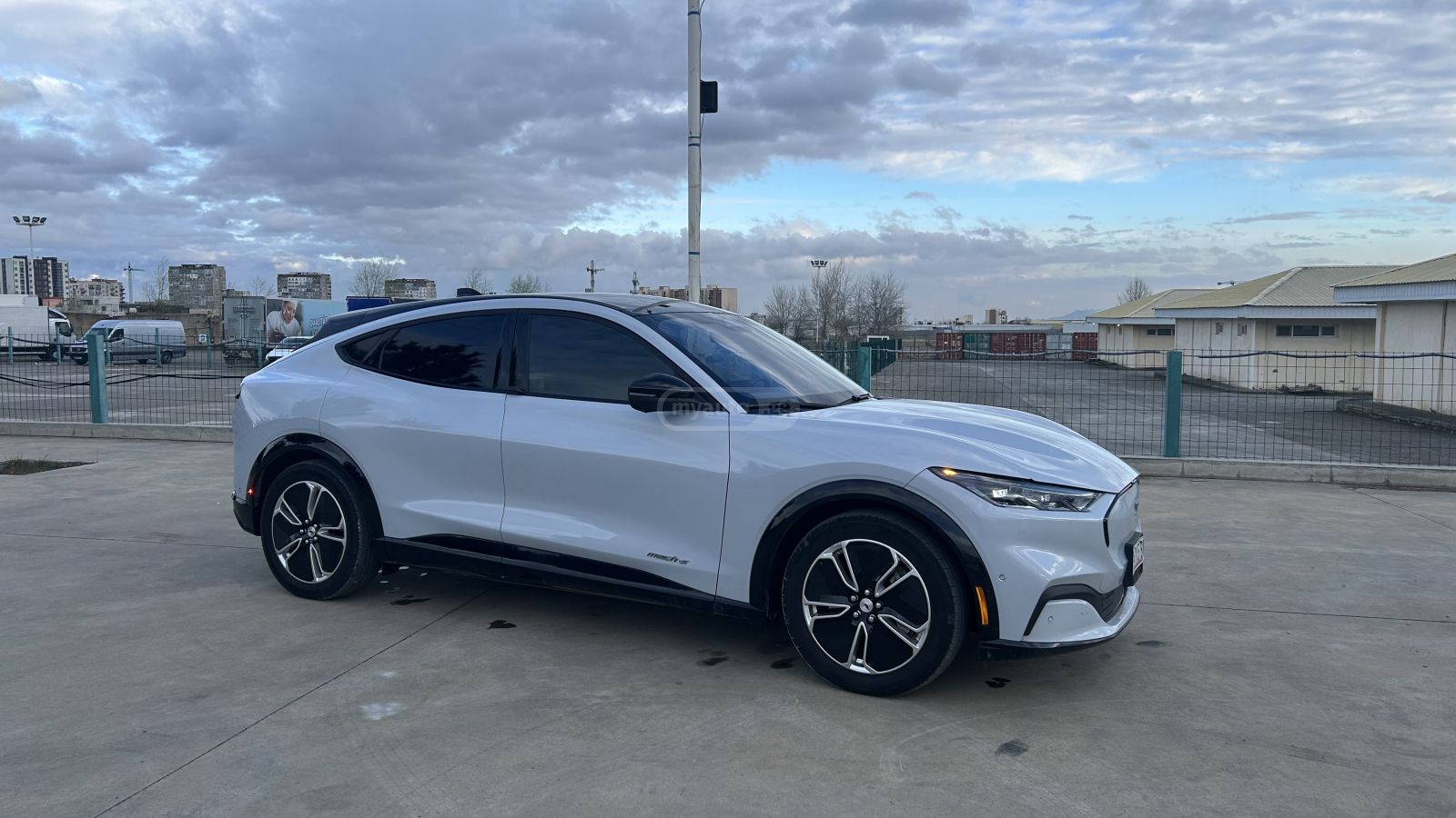Ford Mustang Mach-E - фото 1