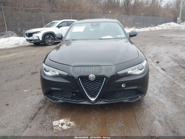 Alfa Romeo Giulia - фото 1
