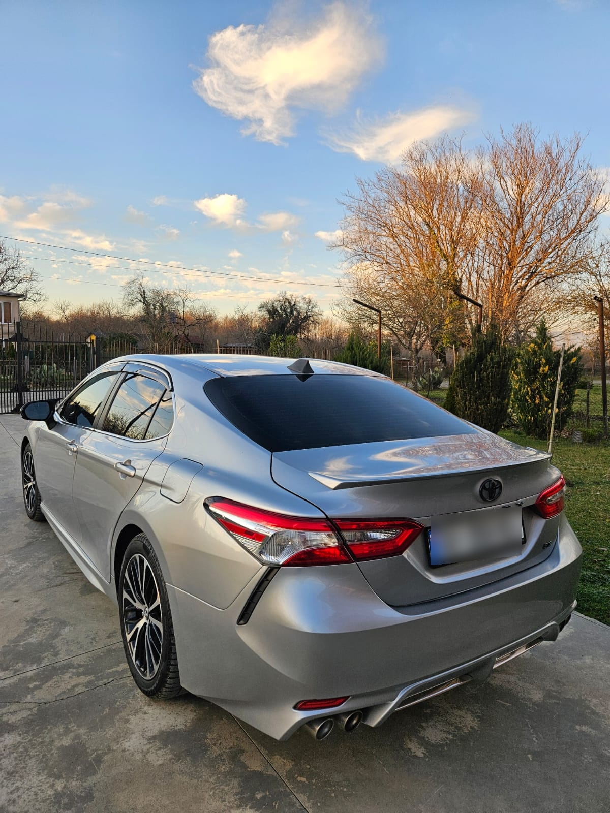 Toyota Camry - фото 1