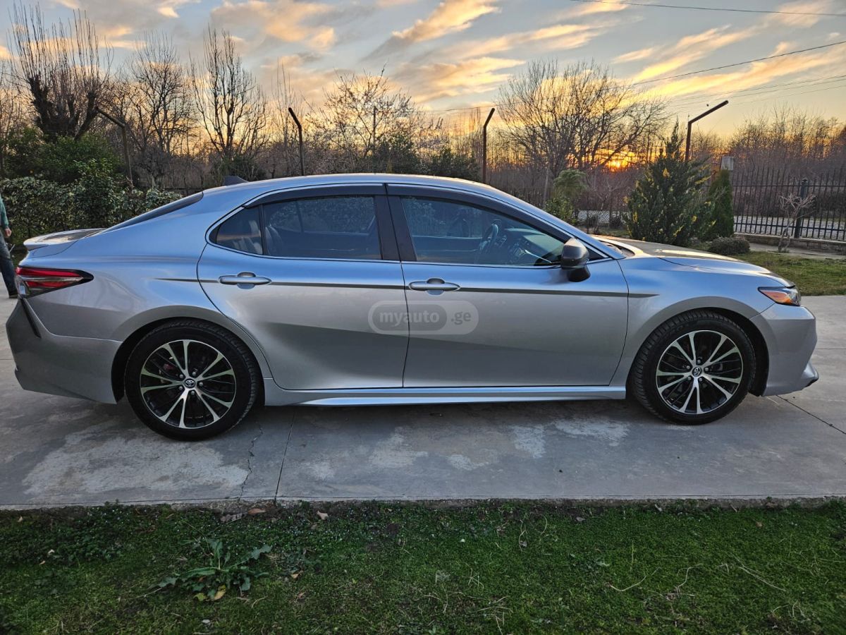 Toyota Camry - фото 4