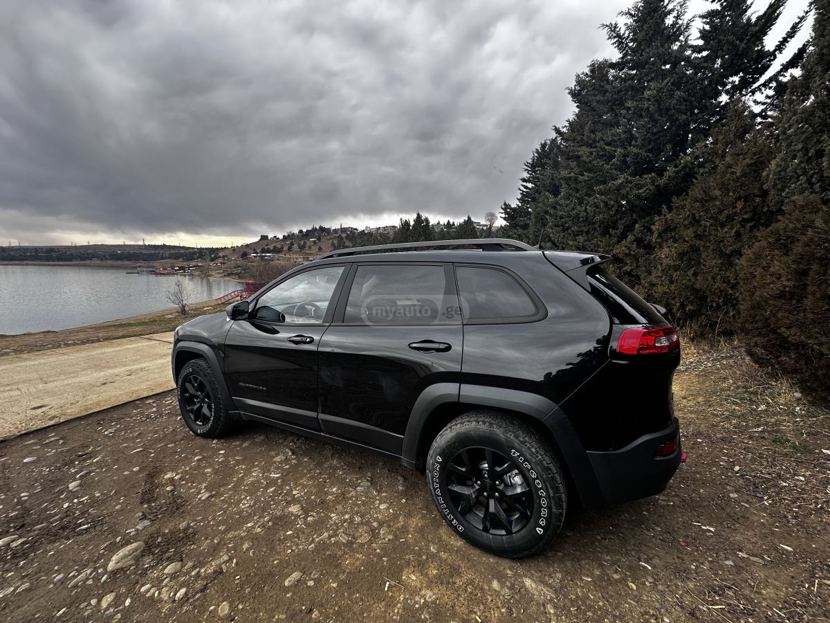 Jeep Cherokee - фото 3