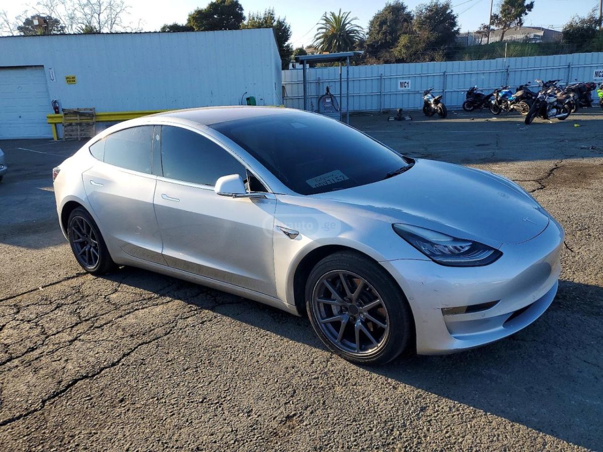 Tesla Model 3 - фото 1