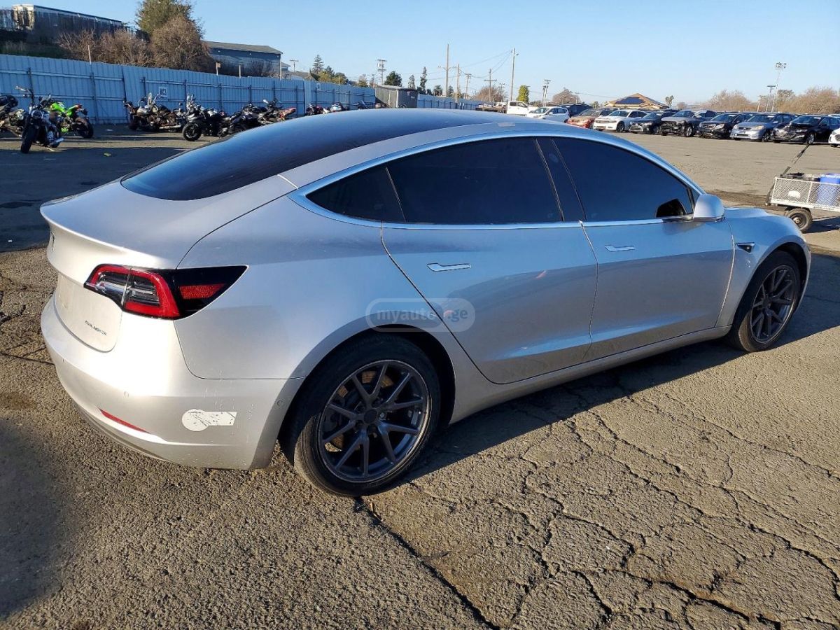 Tesla Model 3 - фото 2